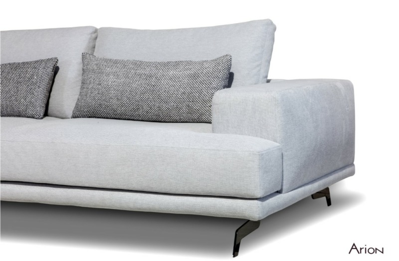 ωνιακός γκρι υφασμάτινος καναπές με μαξιλάρια