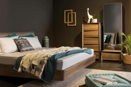 Υπνοδωμάτιο με ξυλινό σετ κρεβατοκάμαρας και στρώμα