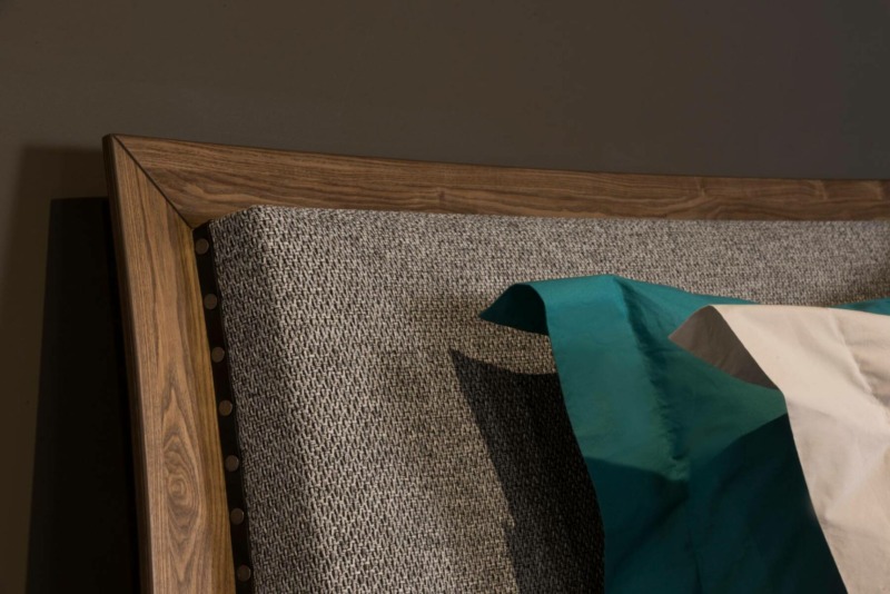 ξυλινό κεφαλάρι κρεβατιού με στρώμα