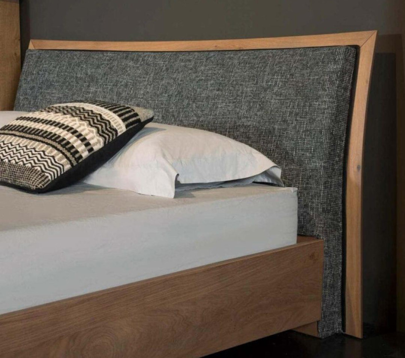 Μοντέρνα ξύλινη κρεβατοκάμαρα με γκρι υφασμάτινο κεφαλάρι