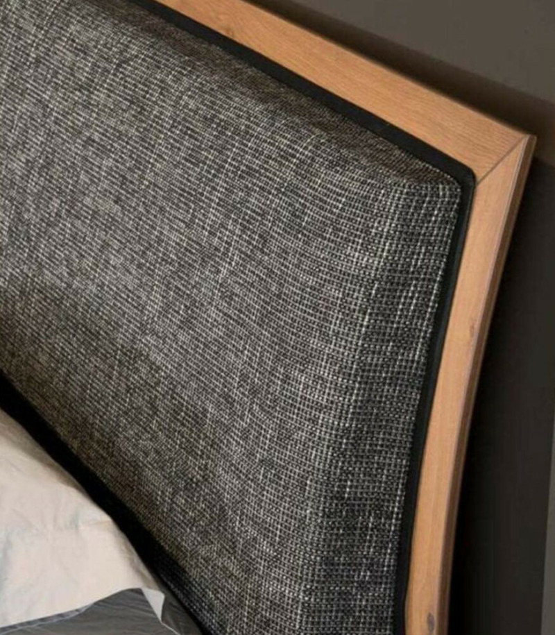 Μοντέρνα ξύλινη κρεβατοκάμαρα με γκρι υφασμάτινο κεφαλάρι
