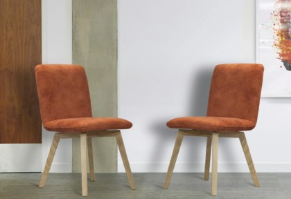 Μοντέρνα καρέκλα με ξύλινα πόδια και πορτοκαλί ύφασμα