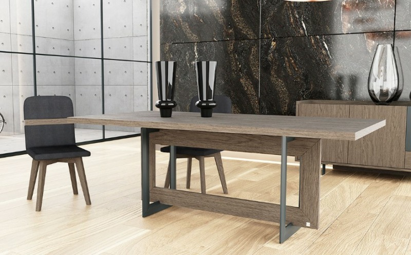 Μοντέρνο τραπέζι ξύλινο με μεταλλική βάση