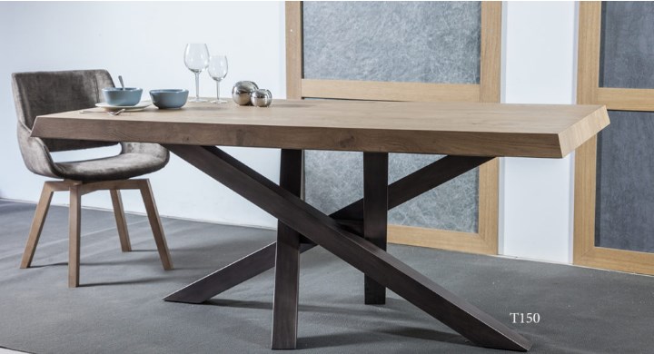 Μοντέρνο τραπέζι ξύλινο με καφέ σκούρο χρώμα στην βάση