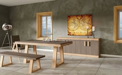 Μοντέρνο τραπέζι ξύλινο με σκούρα καφέ επιφάνεια